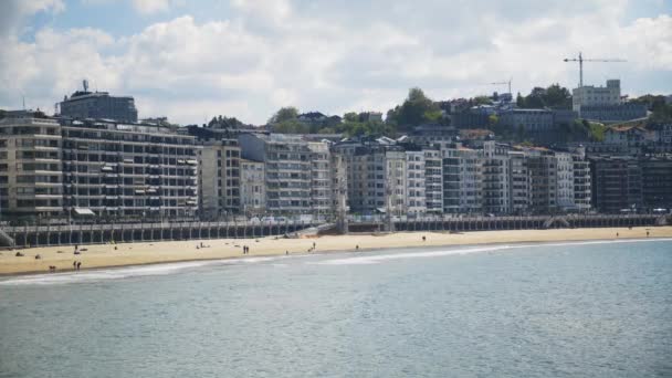 San Sebasti n vakantieoord op Bay of Biscay in Baskenland, strand — Stockvideo