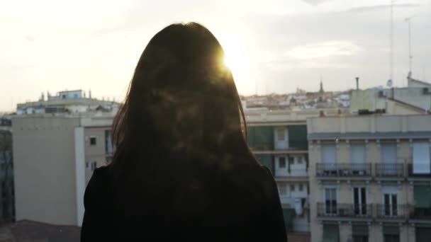 Μαδρίτη ηλιοβασίλεμα στον τελευταίο όροφο. Γυναίκα απολαμβάνοντας τη θέα — Αρχείο Βίντεο
