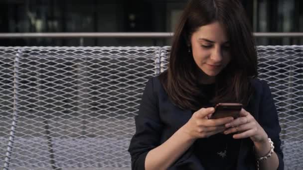Atardecer en la azotea de Madrid, mujer con smartphone, vista frontal — Vídeos de Stock