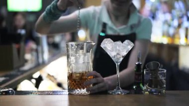 Bir sürahi buz karıştırma bir kadın barmen, yakın çekim