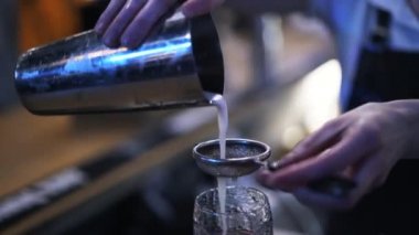 Barmen suyu bir bardak bir elek ile dökme.