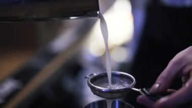 Suyu bir elek ile dökme barmen