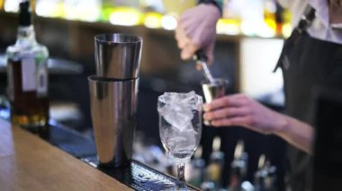 Barmen suyu bulanık bir shaker dökme