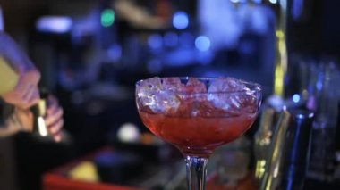 Bar otlatırken bir adamın yakın bir kokteyl yapmak