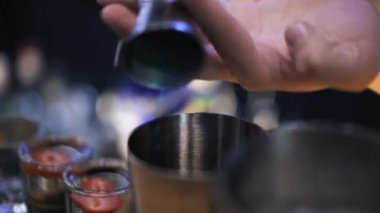 Barmen suları bir shaker dökme