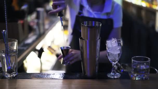 Bartender pouring juice into a shaker — Stock Video