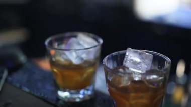 Bir içki shot bir fincan içine dökülen bir barmen, yakın çekim