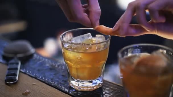 Barman een citroen uitknijpen en toevoegen van een kers — Stockvideo