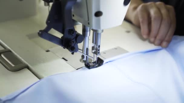 Primo piano di una sarta che cuce una camicia in una fabbrica — Video Stock