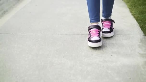 Front view of girl s legs roller skating — Stock Video