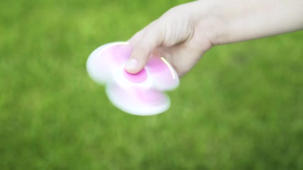 Fille jouer avec un spinner dans un parc — Video