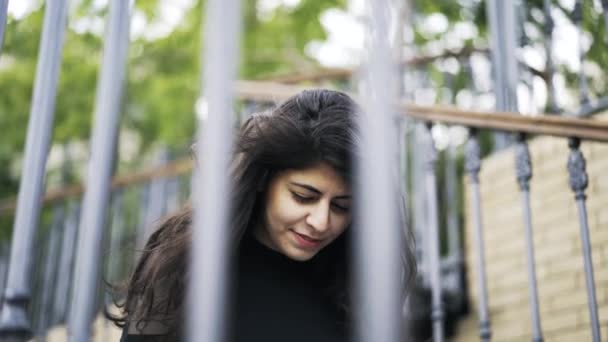 Inclinez-vous d'une jeune femme écrivant dans les escaliers à l'extérieur — Video