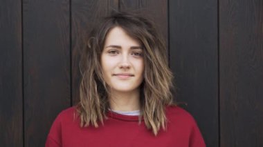 Genç kadın kırmızı kameraya bakarak yakın çekim