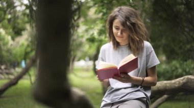 Bir kitap bir parkta kız pan çekim