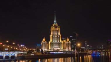 Moskova - Ağustos 28: gece timelapse Novoarbatsky köprü ve Moskova'da otel Ukrayna