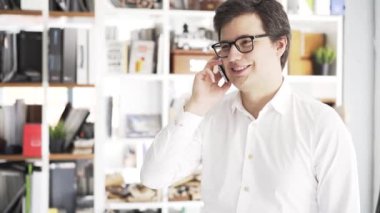 Ofis telefonu genç bir işadamı yan görünüm