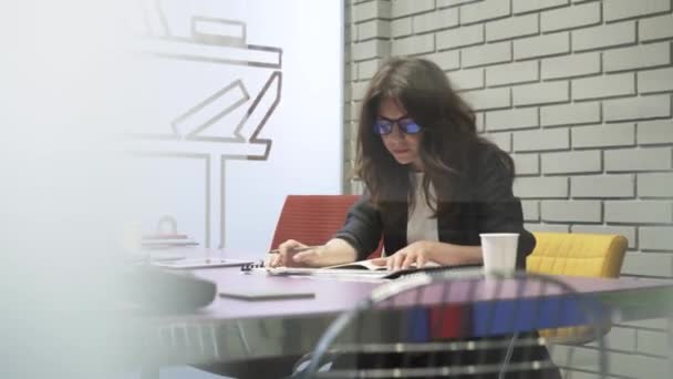 Женщина-архитектор на своем рабочем месте — стоковое видео
