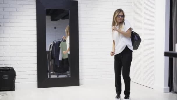 Молодая женщина танцует в магазине — стоковое видео