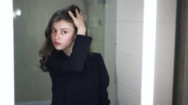 genç kadın kendisini banyo aynaya bakmak