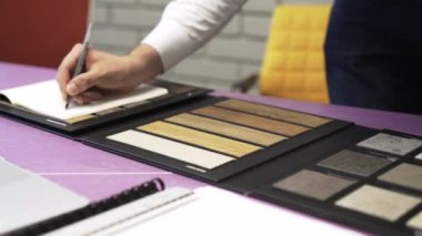 Adam tasarımcı dekorasyon malzemesi seçimi