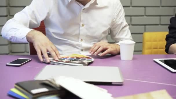 Designers masculinos e femininos no local de trabalho — Vídeo de Stock