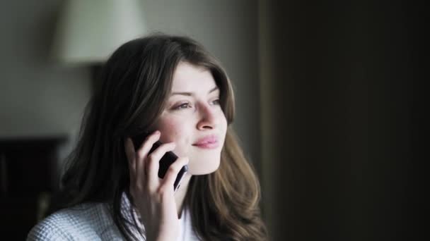 Woman on phone in a hotel room — Stock Video