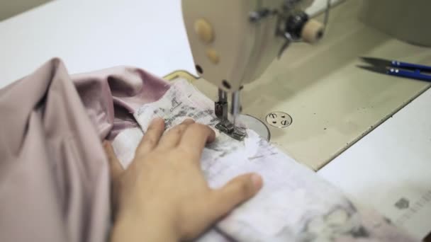 Costurera cosiendo un albornoz rosa — Vídeo de stock
