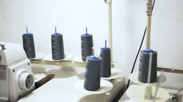 Máquina de coser industrial con seis carretes grises de hilo — Vídeo de stock