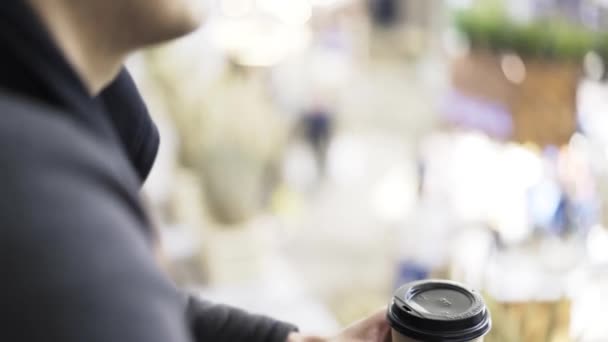 Ember egy pulóver, iszik egy kávét, hogy menjünk ki a szabadba — Stock videók