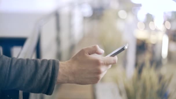 Mãos de homem com um smartphone e um café para ir — Vídeo de Stock