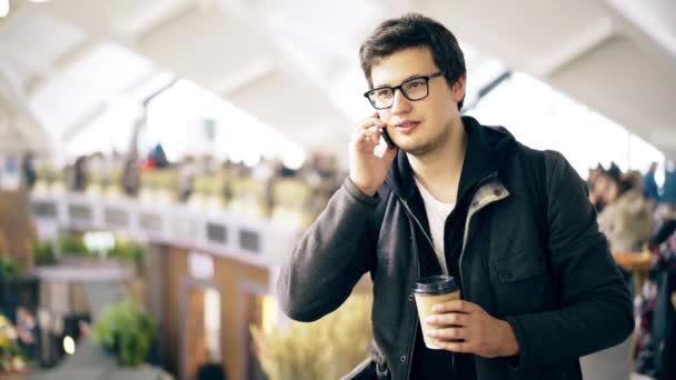 年轻人在一个农夫的市场电话 — 图库视频影像