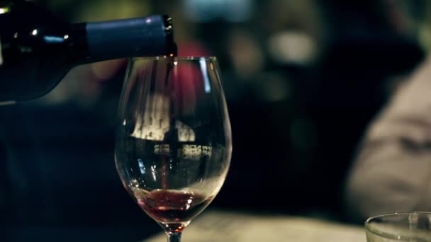 Kellner gießt Rotwein in ein Glas — Stockvideo