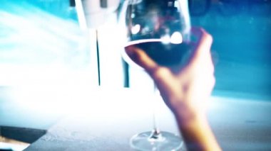 Bir bardak şarap geceleri bir pencere üzerinde koyarak kadın s el