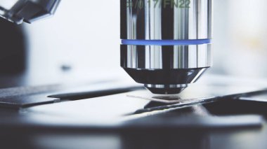 Bir üniversite laboratuarda mikroskop araştırma başlatmak hazır.