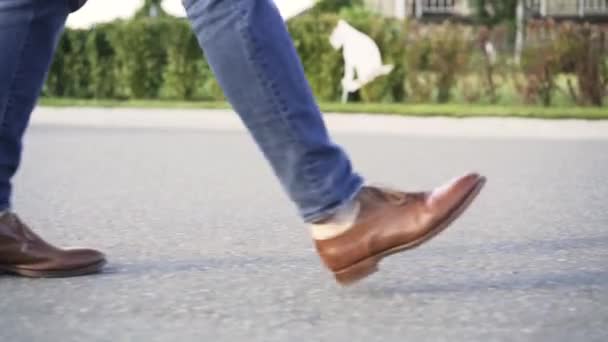 Pernas de homem em jeans e sapatos andando vista lateral — Vídeo de Stock