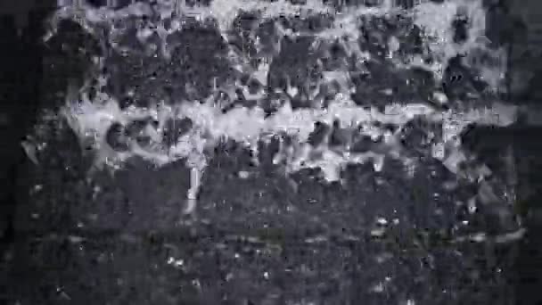 Víz folyik a fekete háttér — Stock videók