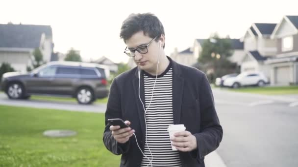 Jovem bonito ouvindo a música e indo para o trabalho — Vídeo de Stock