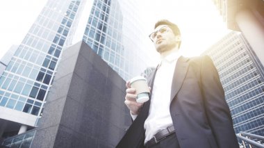 Şehir merkezinde bir kahve içme gözlüklü genç bir işadamı