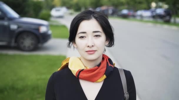 Krásná asijská žena v hedvábný šátek, chůzi na ulici — Stock video