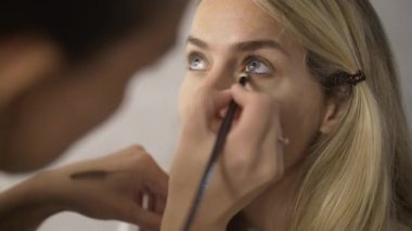 Göz makyajı güzel sarışın model