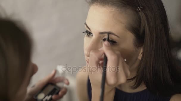 Make-up artist werken met een eerlijke haar meisje s wenkbrauwen — Stockvideo