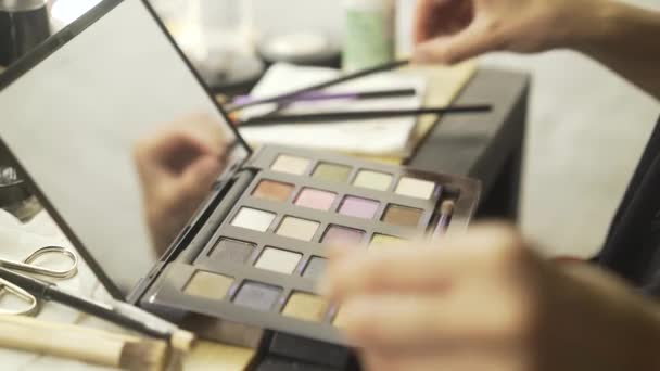 Donna irriconoscibile che si prepara a usare un kit di trucco — Video Stock