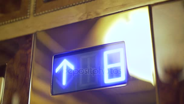 Cambiando dígitos en una pantalla del ascensor subiendo — Vídeo de stock