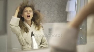 Kadının banyoda şarkı