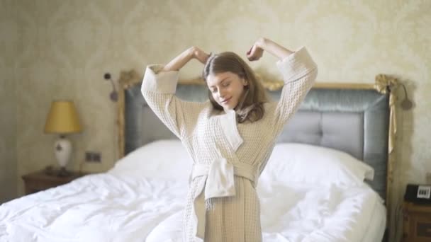 Junge Frau dehnt sich in einem Hotelzimmer — Stockvideo