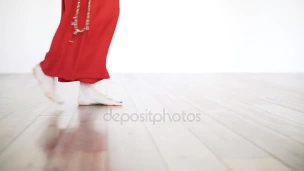 Zijaanzicht van s benen van de vrouw in de yoga broek lopen — Stockvideo