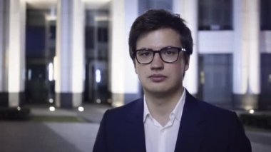 Sana bakmak, o zaman gülüyor, gece şehir ciddi genç işadamı