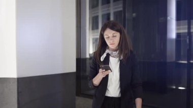 Genç iş kadını sokakta geceleri ona telefon kötü bir mesaj geldi