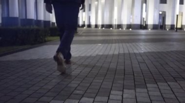 Gece şehir şehir merkezinde bir yürüyüş adam s bacaklar