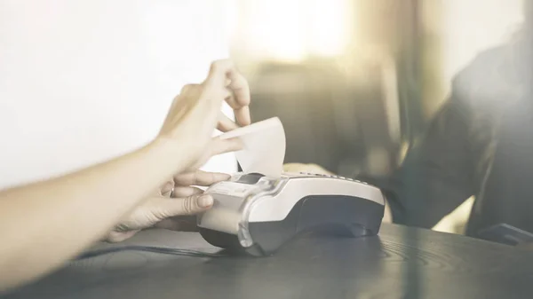 Close up van vrouw s hand betalen met een creditcard in een winkel. Selectievakje ontvangst — Stockfoto